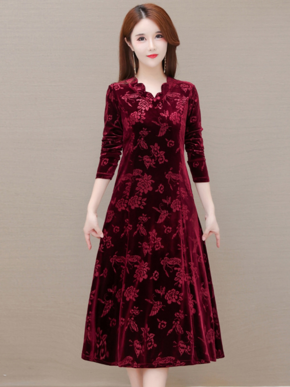 Women Fashion Over The Years - Elegante Vestido de Terciopelo con Cuello